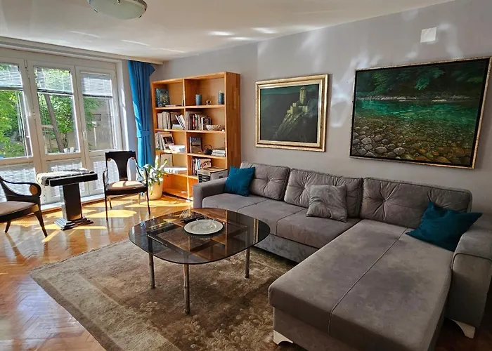 Old Bell Apartment With Garage For Smaller Cars