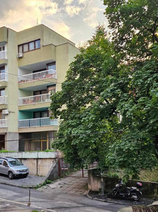 Old Bell With Garage For Smaller Cars Appartement *